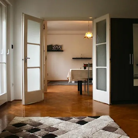 Castle Stallion Apartment *